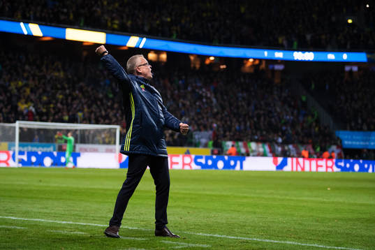 Sveriges förbundskapten Janne Andersson jublar på