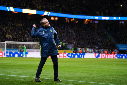 Sveriges förbundskapten Janne Andersson jublar på