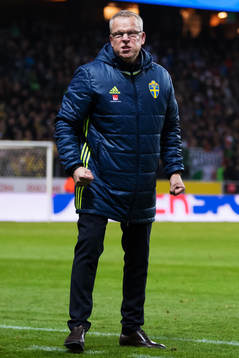 Sveriges förbundskapten Janne Andersson jublar på