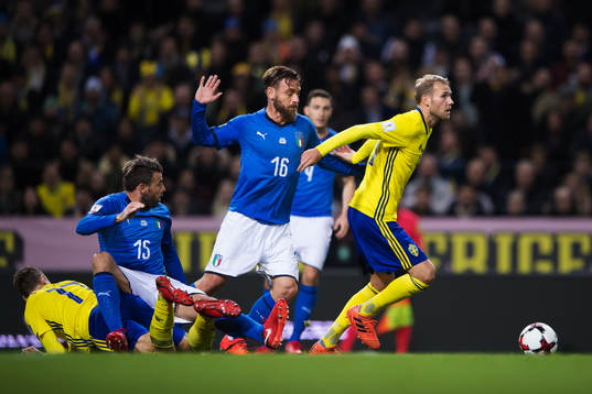 Italiens Andrea Barzagli och Daniele De Rossi utmanas av
