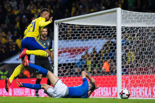 Sveriges Isaac Kiese Thelin utmanar Italiens Matteo Darmian