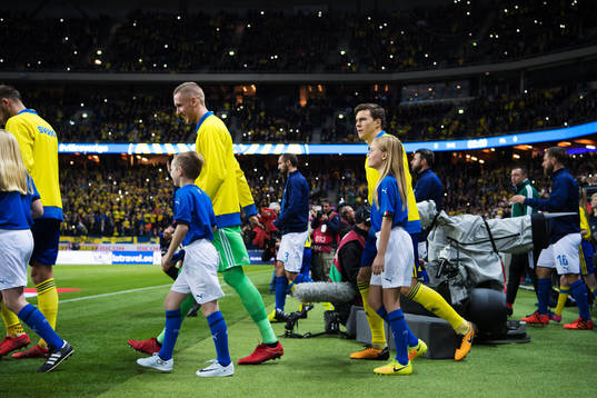 Sveriges målvakt Robin Olsen och Victor Nilsson Lindelöf