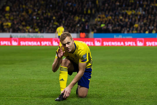 Sveriges Sebastian Larsson vinkar
