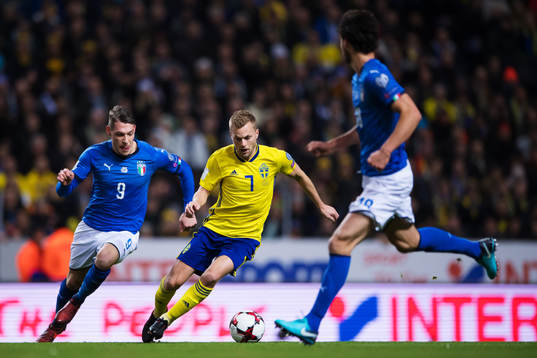 Italiens Andrea Belotti och Sveriges Sebastian Larsson