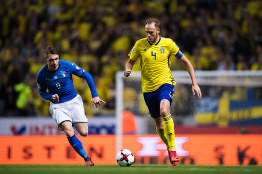 Italiens Andrea Belotti och Sveriges Andreas Granqvist