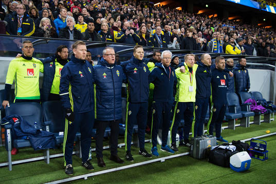 Sveriges bänk med förbundskapten Janne Andersson sjunger