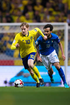 Sveriges Emil Forsberg och Italiens Marco Parolo