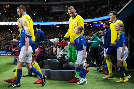 Sveriges Andreas Granqvist, målvakt Robin Olsen och Victor