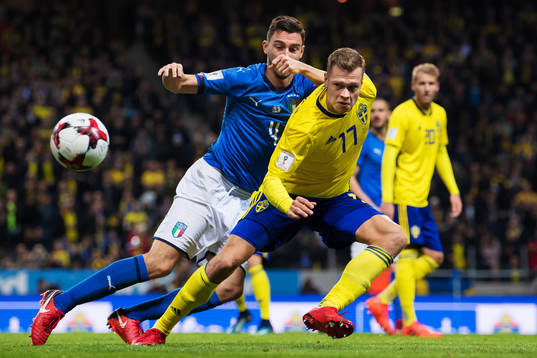 Italiens Matteo Darmian utmanas av Sveriges Viktor Claesson