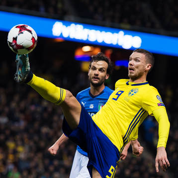 Sveriges Marcus Berg framför Italiens Marco Parolo