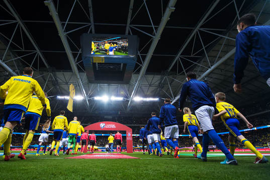 Sveriges och Italiens spelare gör entré