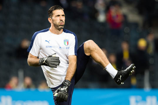 Italiens målvakt Gianluigi Buffon värmer upp före
