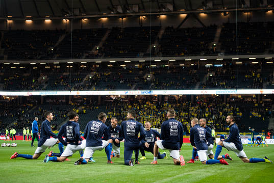 Italiens spelare värmer upp före fotbollsmatchen i