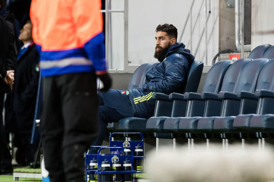 Sveriges Jimmy Durmaz på bänken