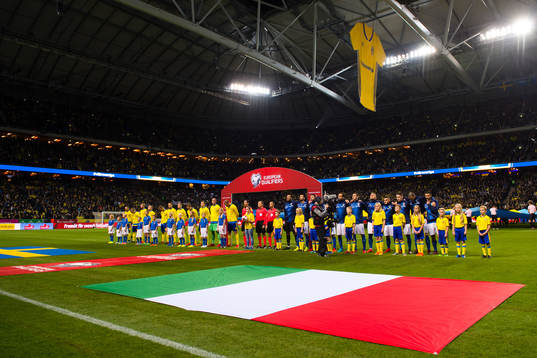 Sveriges och Italiens spelare före fotbollsmatchen i
