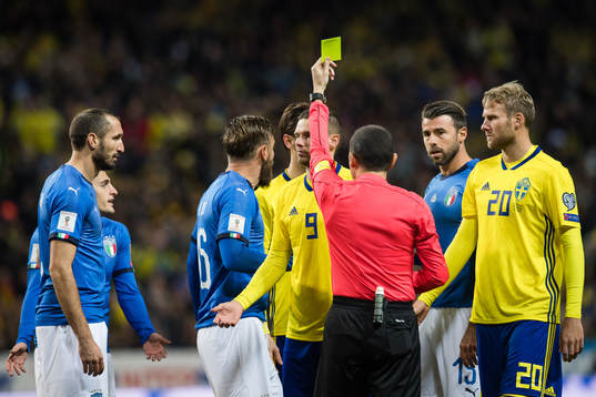 Sveriges Marcus Berg får en varning