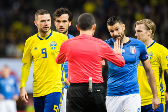 Sveriges Marcus Berg och Italiens Antonio Candreva i samtal