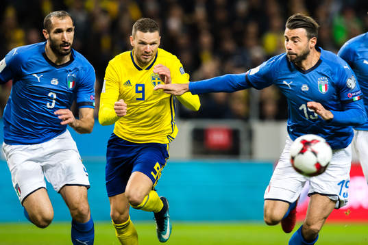 Sveriges Marcus Berg i kamp mot Italiens Giorgio Chiellini