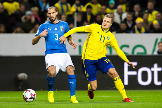 Italiens Giorgio Chiellini och Sveriges Viktor Claesson