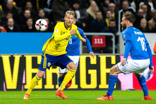 Sveriges Ola Toivonen och Italiens Daniele De Rossi
