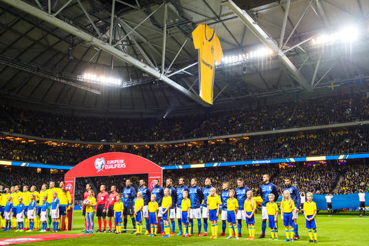 Sveriges och Italiens spelare före fotbollsmatchen i