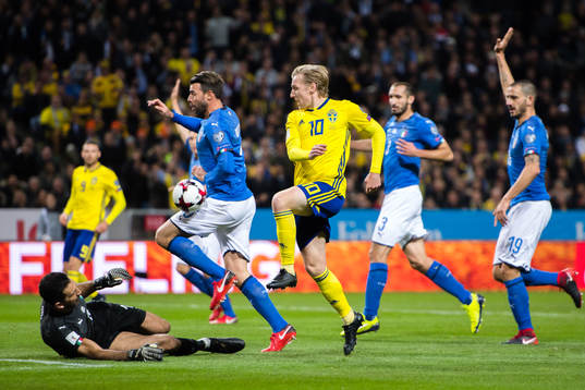 Sveriges Emil Forsberg utmanar Italiens målvakt Gianluigi