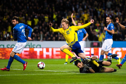 Sveriges Emil Forsberg faller i en sitituion med Italiens