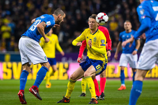 Sveriges Albin Ekdal och Italiens Leonardo Bonucci