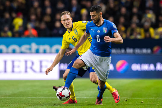 Sveriges Ludwig Augustinsson och Italiens Antonio Candreva