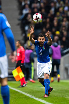 Italiens Antonio Candreva med ett inkast