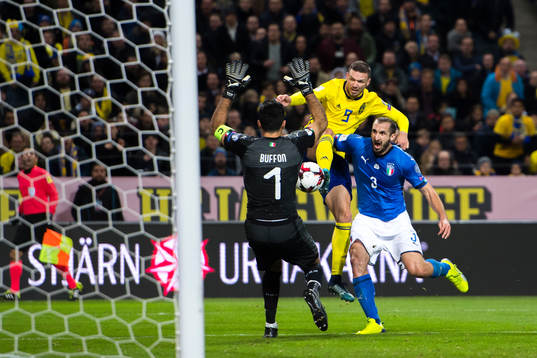Sveriges Marcus Berg i en kamp mot Italiens målvakt