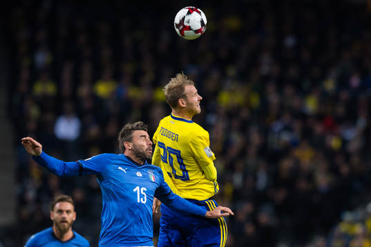 Italiens Andrea Barzagli och Sveriges Ola Toivonen