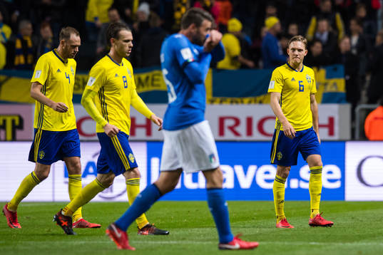 Sveriges Ludwig Augustinsson lämnar planen i halvtid