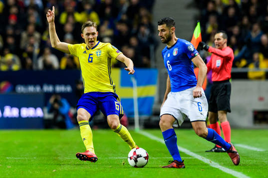 Sveriges Ludwig Augustinsson och Italiens Antonio Candreva