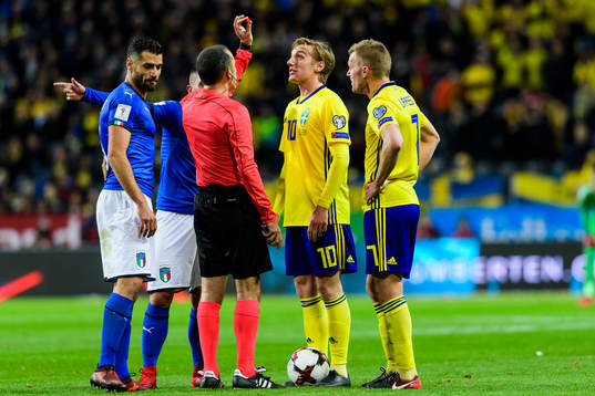 Sveriges Emil Forsberg och Sebastian Larsson i diskussion