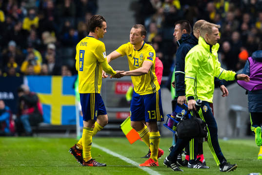 Byte mellan Sveriges Albin Ekdal och Jakob Johansson