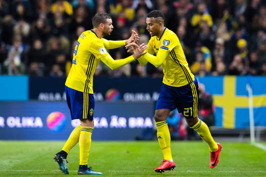 Byte mellan Sveriges Marcus Berg och Isaac Kiese Thelin