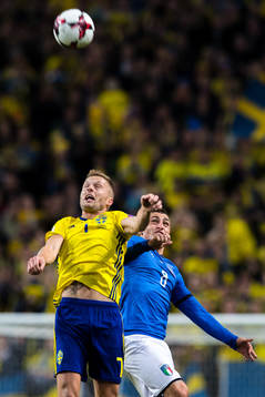 Sveriges Sebastian Larsson och Italiens Marco Verratti