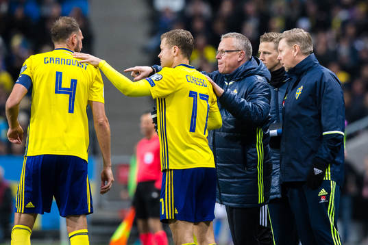 Sveriges förbundskapten Janne Andersson i samtal med