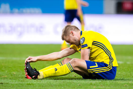 Sveriges Sebastian Larsson har ont