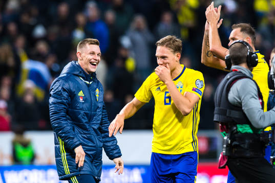 Sveriges Emil Krafth och Ludwig Augustinsson jublar