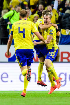 Sveriges Jakob Johansson jublar med lagkamraterna