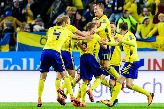 Sveriges Jakob Johansson kramas om av lagkamraterna