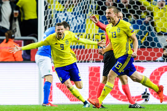 Sveriges Jakob Johansson jublar med Marcus Berg