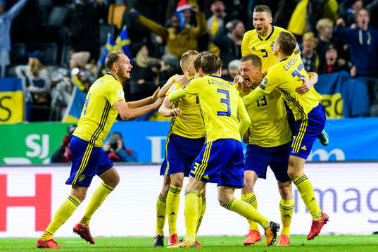 Sveriges Jakob Johansson kramas om av lagkamraterna