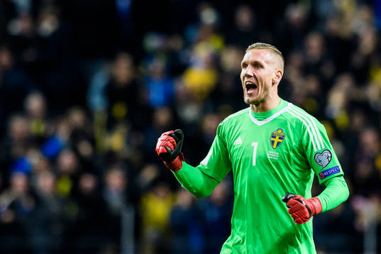 Sveriges målvakt Robin Olsen jublar