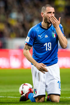Italiens Leonardo Bonucci tar sig för näsan