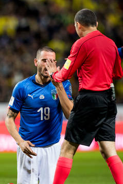 Italiens Leonardo Bonucci tar sig för näsan