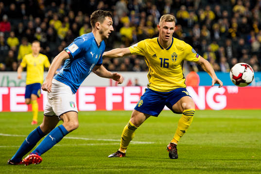Italiens Matteo Darmian och Sveriges Emil Krafth