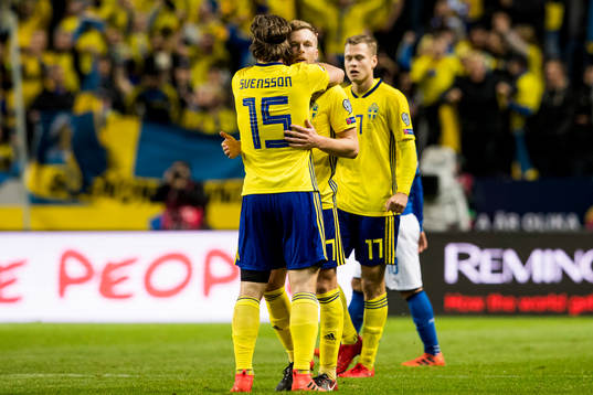 Sveriges Viktor Claesson kramas om av Gustav Svensson